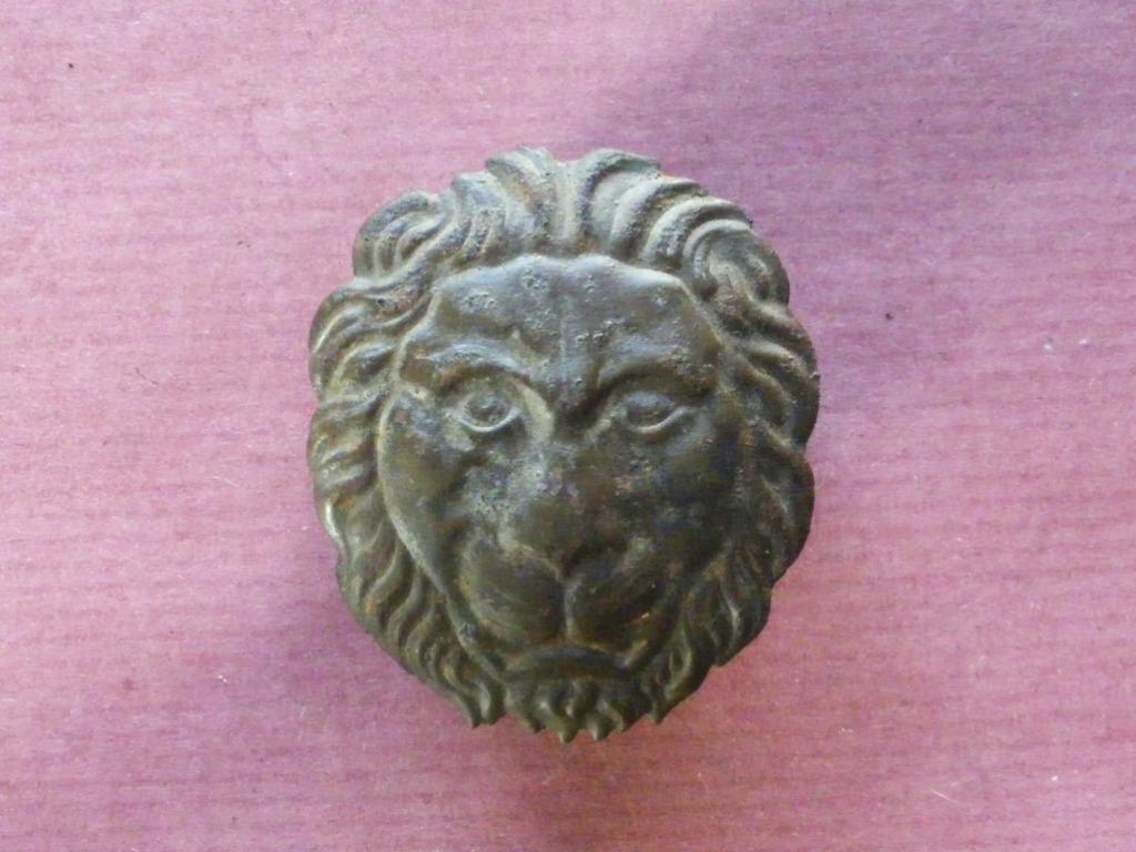 Emblème frontal mufle de lion de casque belge du modèle 1915, Envoi, Armée de terre, Emblème ou Badge