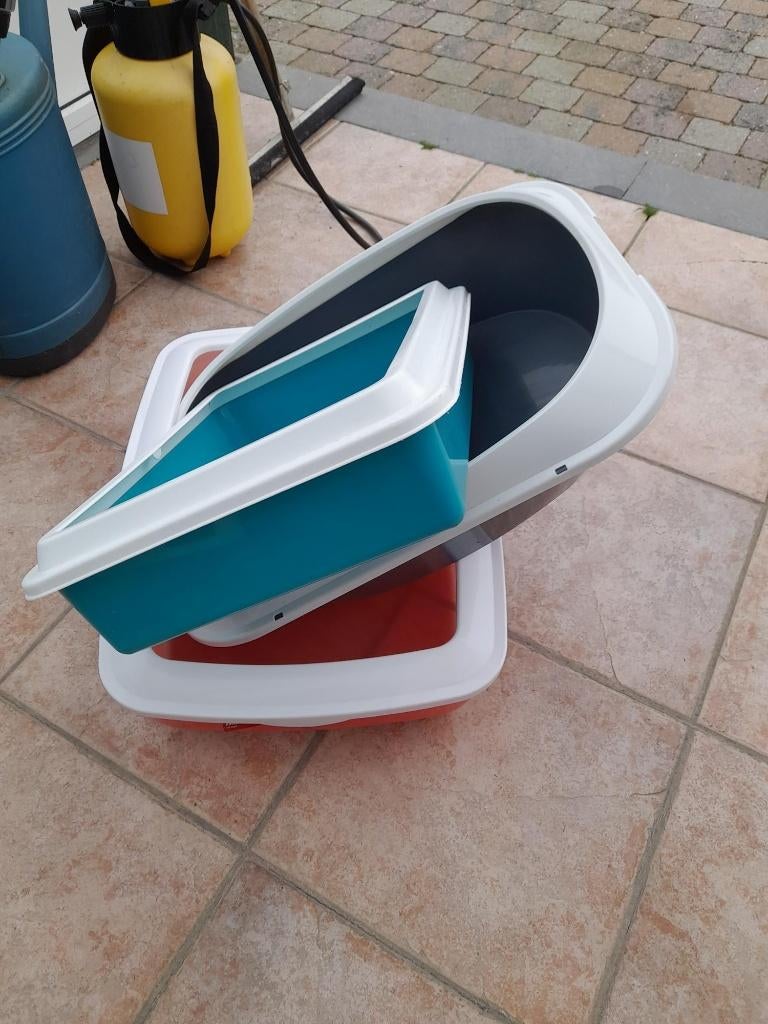 Opruiming kattenbakken en vervoer benches, Ophalen, Zo goed als nieuw