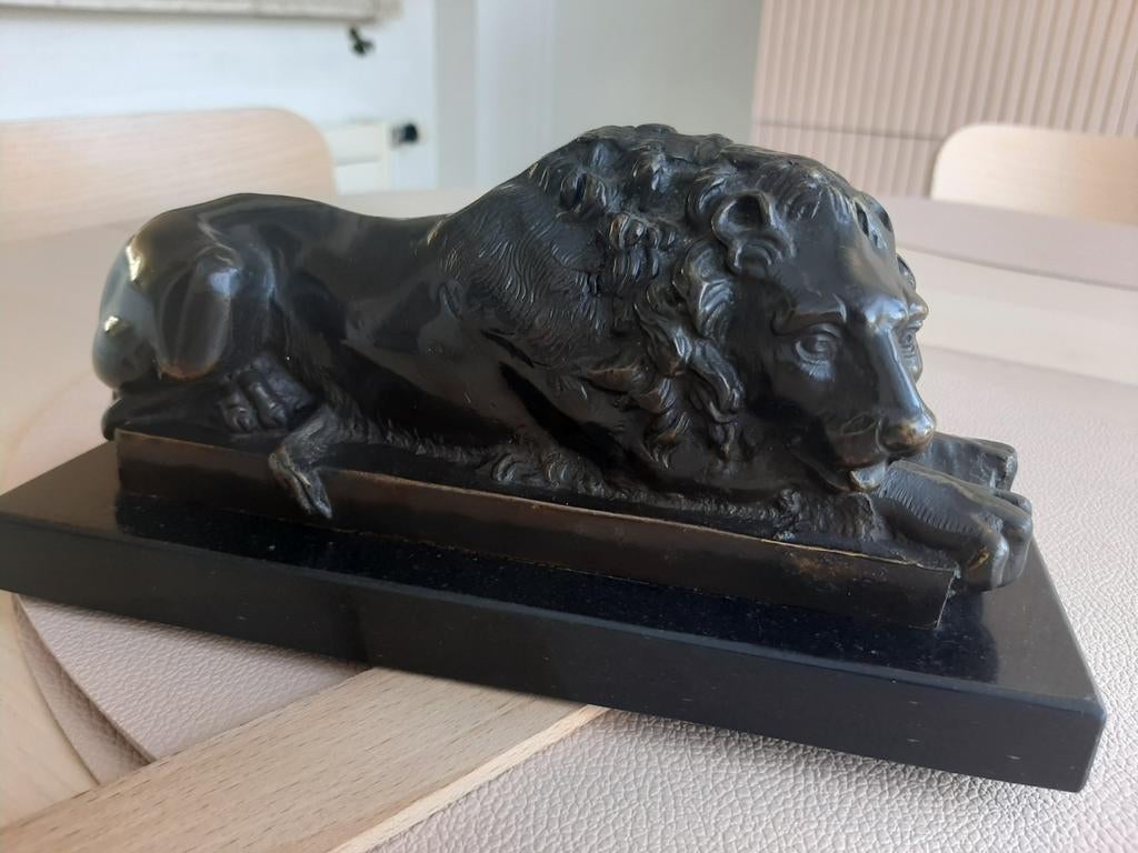 Lion en bronze patiné sur socle marbre ,24 cm ,2,6 kg, Antiquités & Art, Enlèvement ou Envoi, Bronze