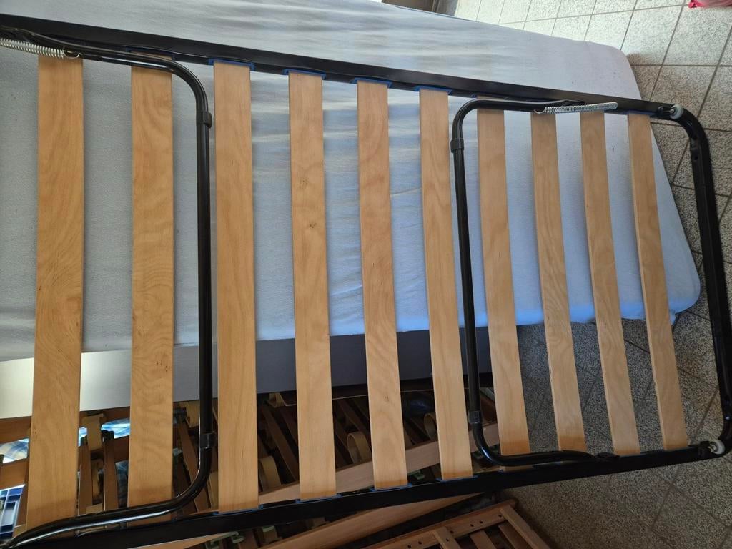 Rechtstaan bed met matras poten inklapbaar, Ophalen, Zo goed als nieuw