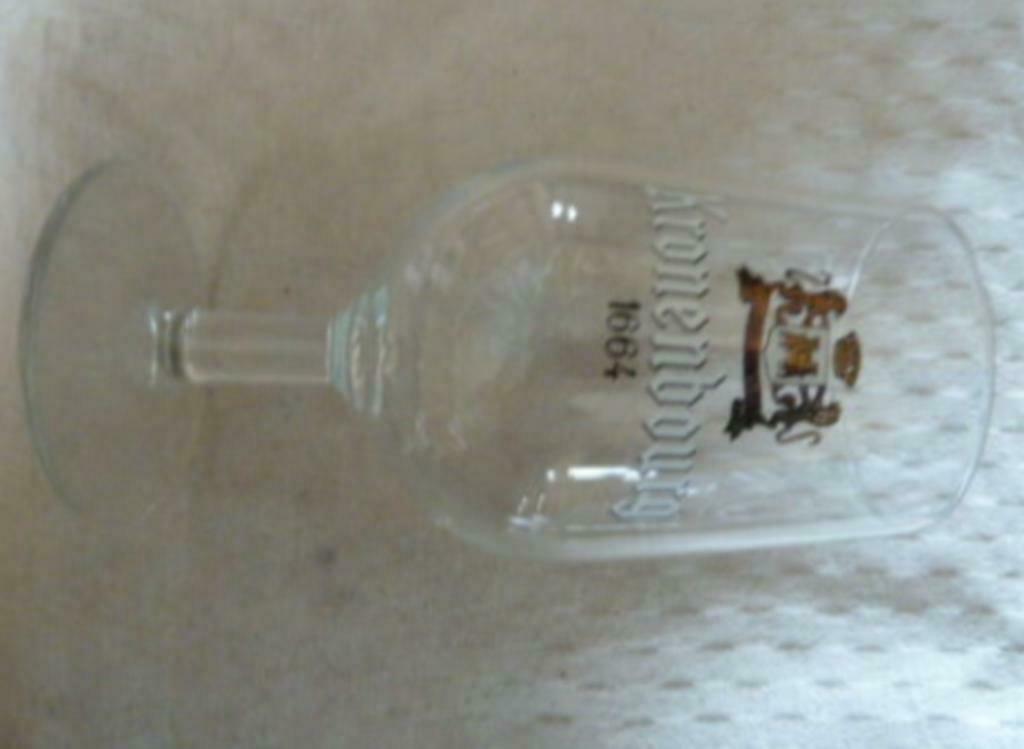 #M bier glas KRONENBOURG 1664 ~ 25cl. " op voet ", Verzamelen, Glas en Drinkglazen, Ophalen of Verzenden, Nieuw, Bierglas