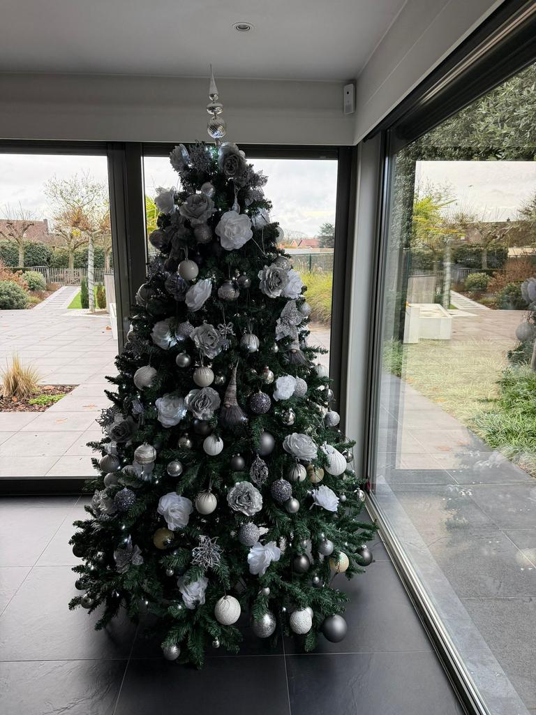 Volledig aan geklede kerstboom heel goede staat, Ophalen, Zo goed als nieuw