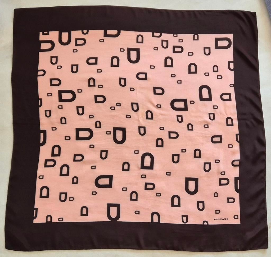 Delvaux vintage carré foulard 100 % zijde, Kleding | Dames, Ophalen of Verzenden, Zo goed als nieuw