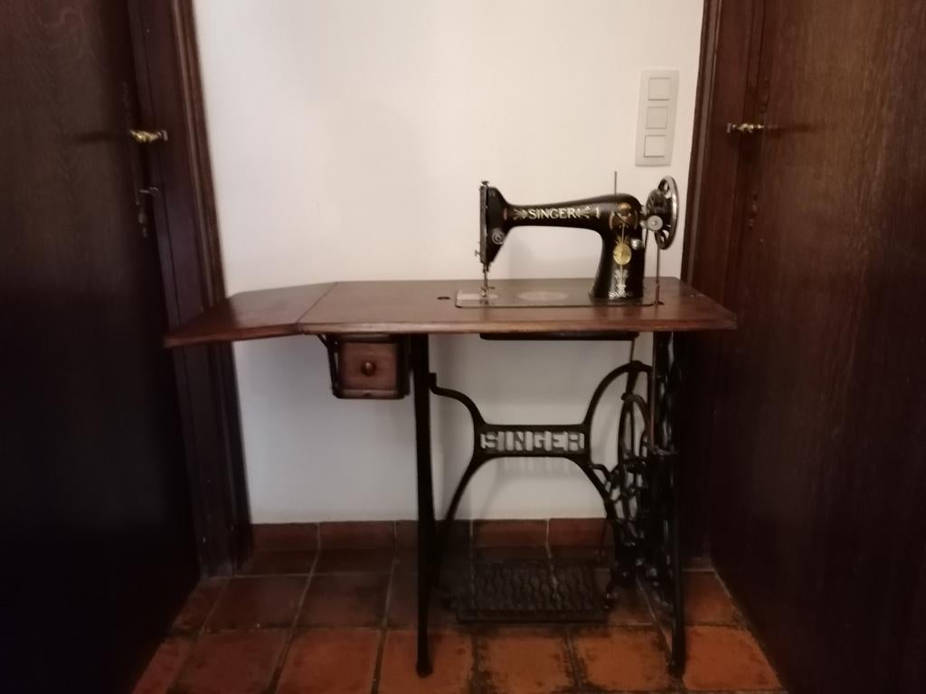 Antiek naaimachine van singer, Enlèvement