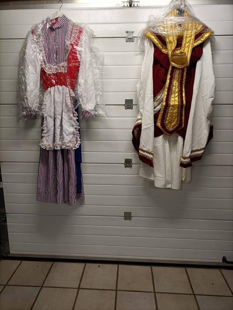 Diverse karnaval kostuums., Enlèvement, Porté
