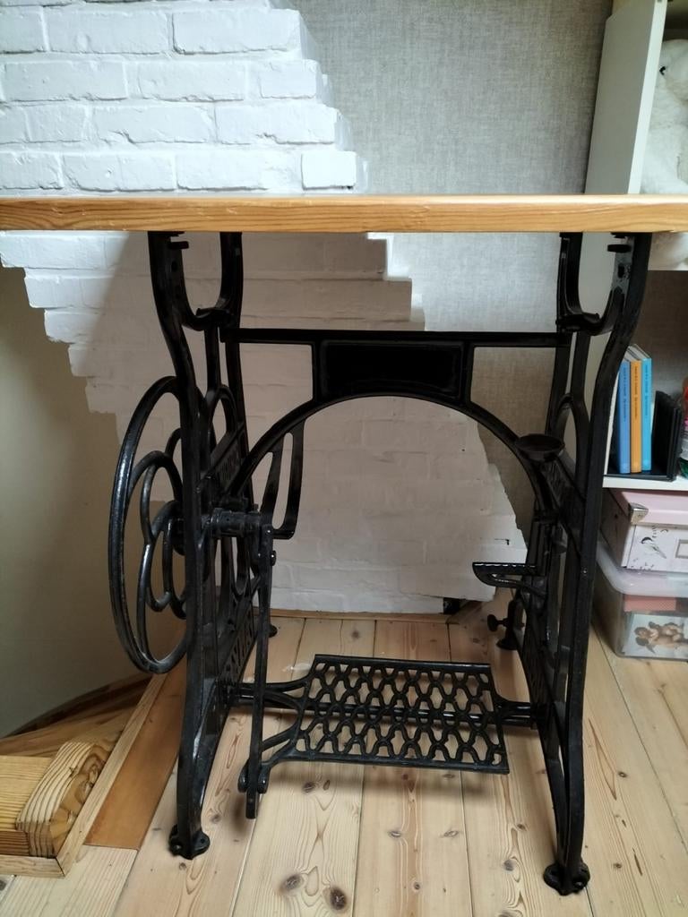 Gietijzeren naaimachine-onderstel met houten bovenbladd, Enlèvement