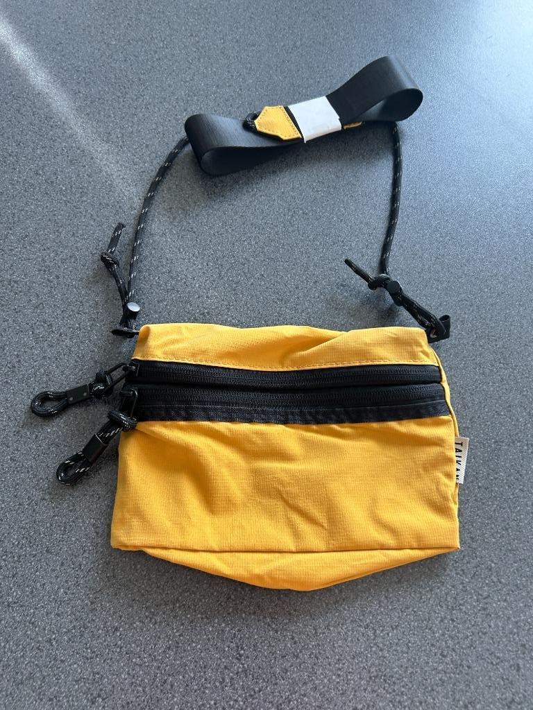 Taikan Sacoche Small - Mustard - NEW ! Never Used !, Handtassen en Accessoires, Tassen | Schoudertassen, Nieuw, Overige merken