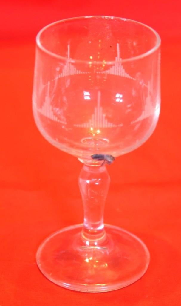 verre a liqueur taillé ligne sur pied guioché ( 28), Ophalen of Verzenden