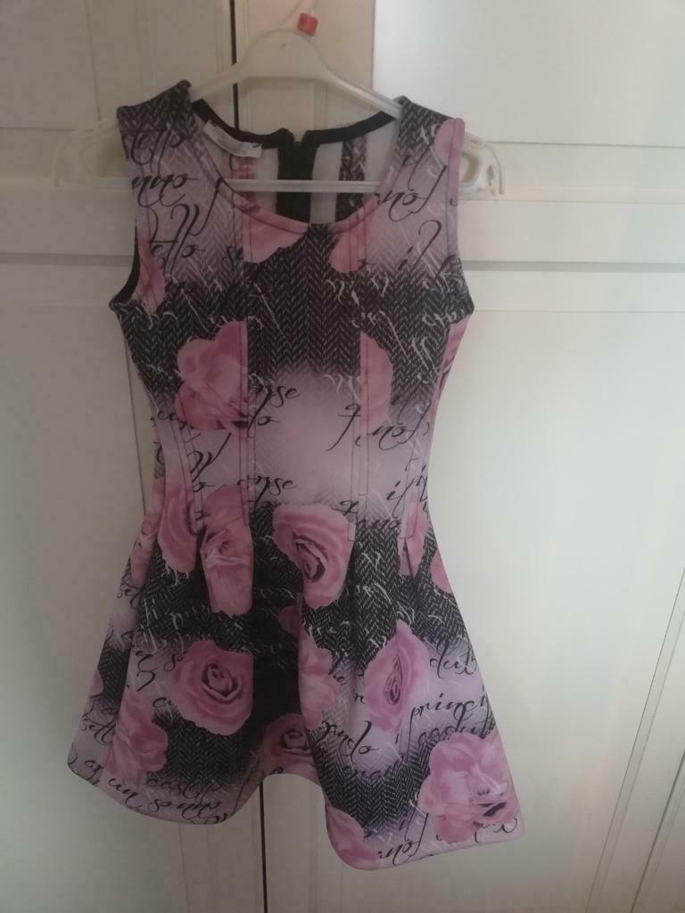 Belle robe à roses de Piazza Italia en taille 122-128, Robe ou Jupe, Enlèvement ou Envoi, Comme neuf, Piazza Italia