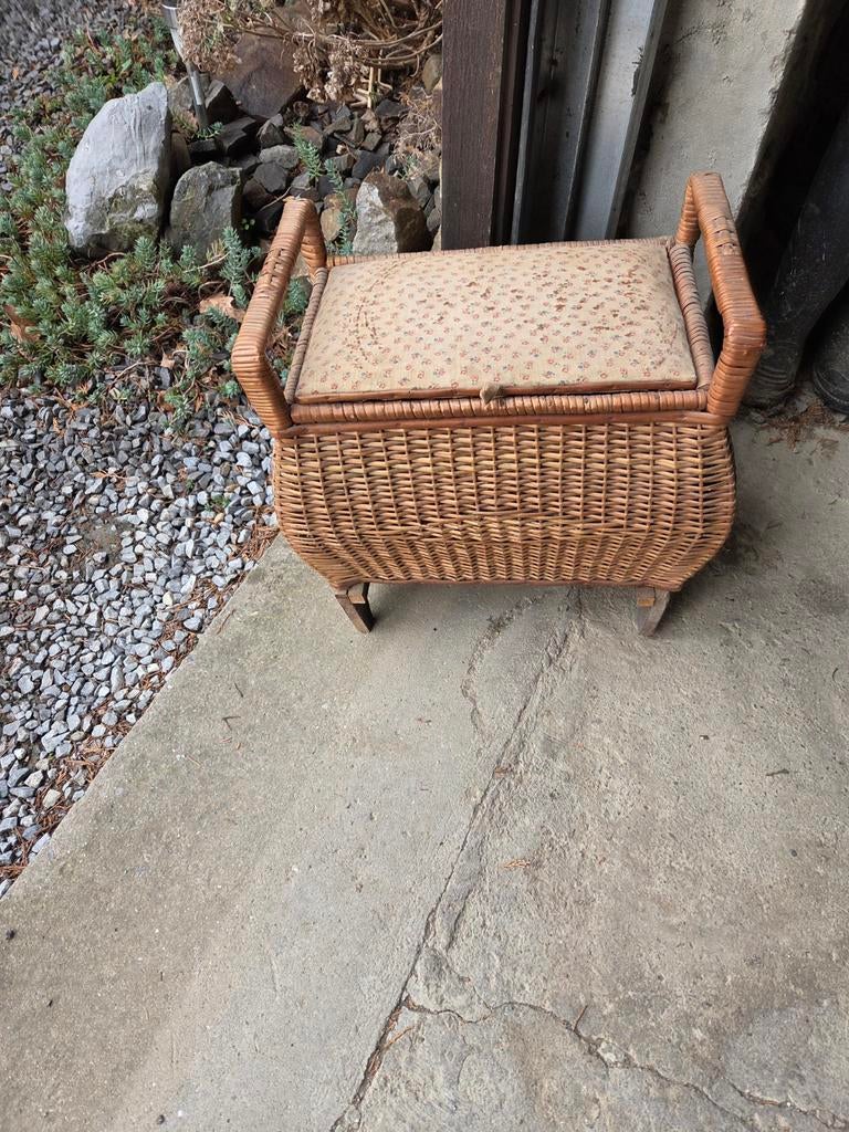 Ancienne boîte à couture sur pied, Ophalen