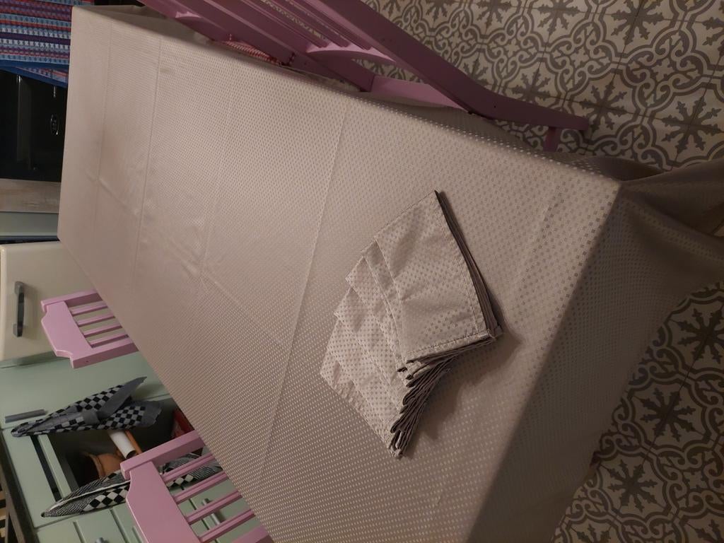 Nieuw lang lichtbruin tafelkleed met 6 servetten, Huis en Inrichting, Ophalen of Verzenden