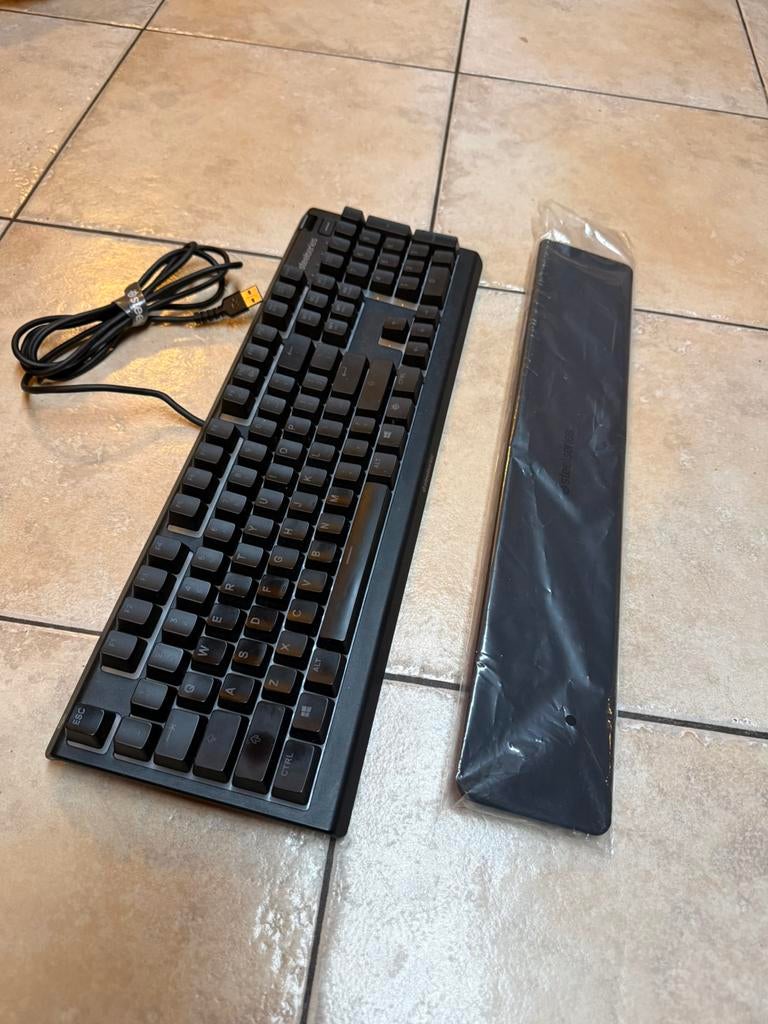 SteelSeries Apex 3 RGB Membraan Gaming Toetenbord - Qwerty, Computers en Software, Toetsenborden, Ophalen, Gebruikt, Ergonomisch