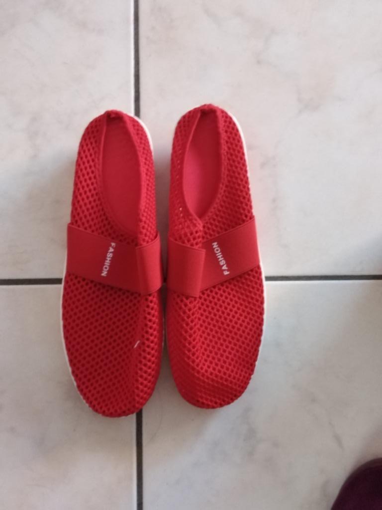 sneakers rood maat 43(doos witte en zwarte strepen), Enlèvement ou Envoi, Neuf, Rouge, Sneakers et Baskets