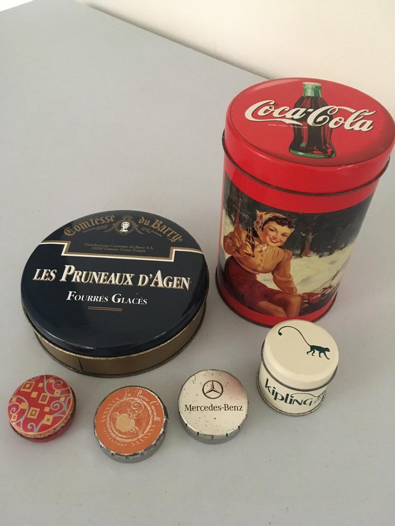 Lot (6) ronde blikken dozen: KIPLING, COCA COLA, MERCEDES., Ophalen