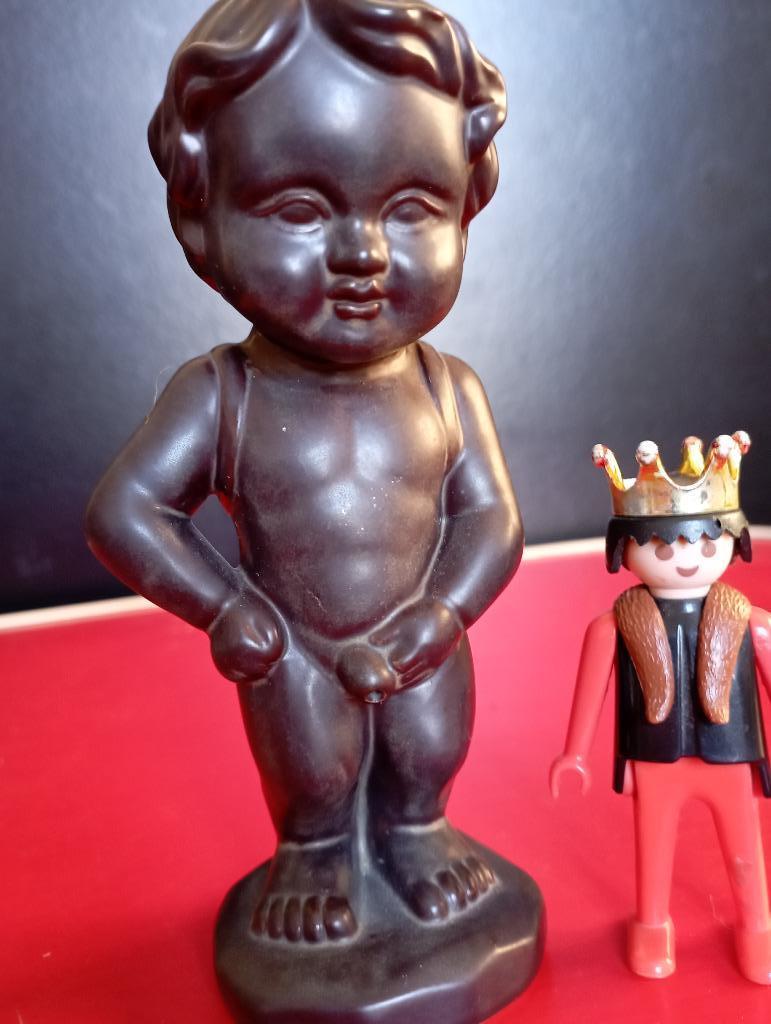 605) Keramieken beeldje "a la manneken pis" 14cm, Ophalen of Verzenden