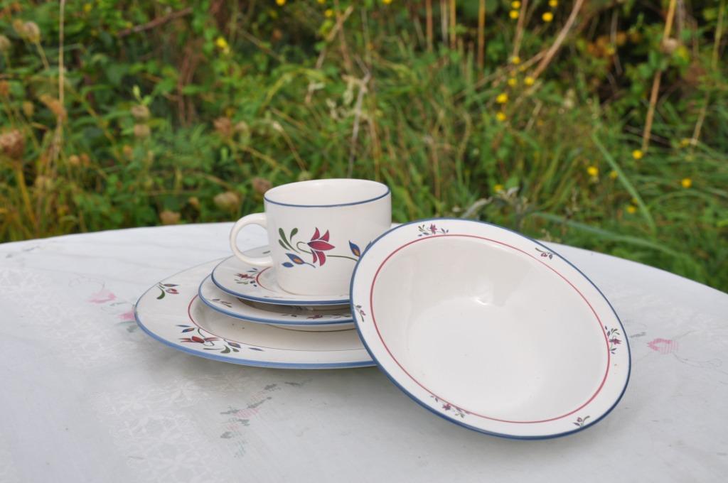 vaisselle individuelle pour une personne  5 pieces, Maison & Meubles, Enlèvement ou Envoi, Comme neuf, Céramique