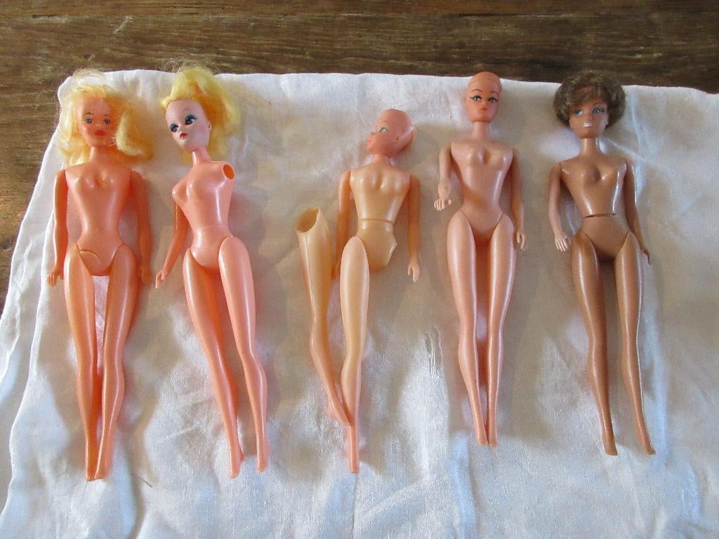 5 Poupées BARBIE à réparer Made in Hong Kong, Enfants & Bébés, Enlèvement, Barbie