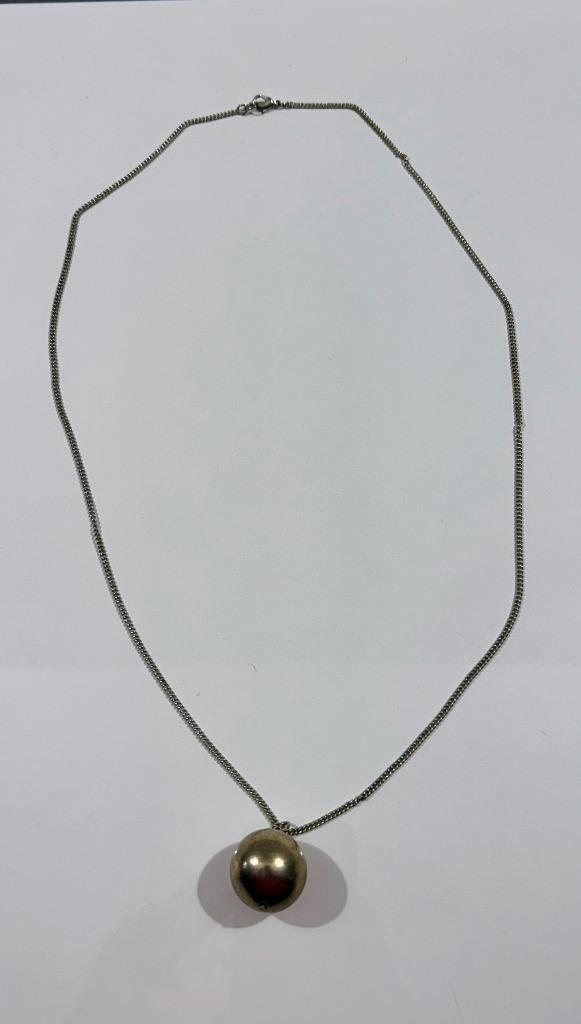Zilverkleurige halsketting met bol, Bijoux, Sacs & Beauté, Colliers, Enlèvement ou Envoi, Avec pendentif, Synthétique, Utilisé