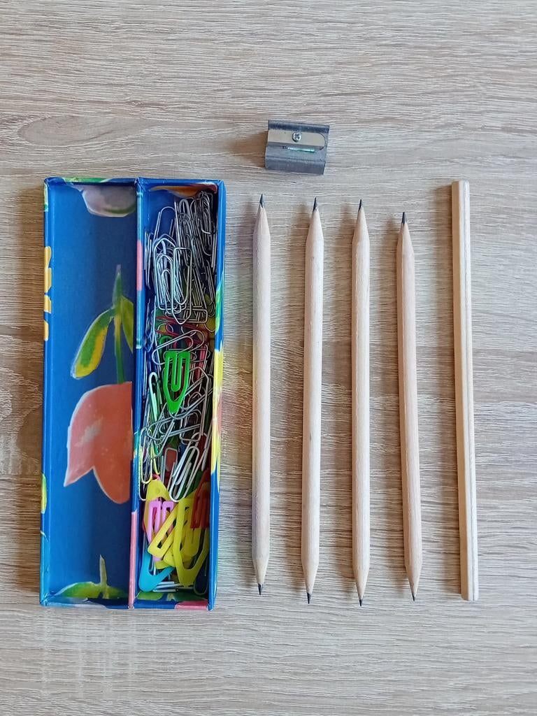 Petit lot de matériel scolaire: crayons,  taille,  trombones, Enlèvement ou Envoi, Comme neuf