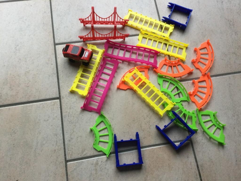 CIRCUIT EN PLASTIC +VEHICULE A PILE, Enfants & Bébés, Jouets | Circuits, Autres marques, Enlèvement ou Envoi, Autre propulsion