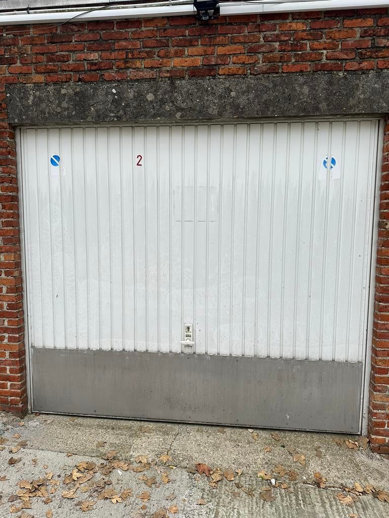 Box à vendre chaussée d’helmet