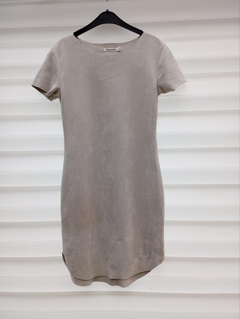 Robe peau de pêche Cherry Koko couleur gris beige t.S, Enlèvement ou Envoi, Porté, Beige