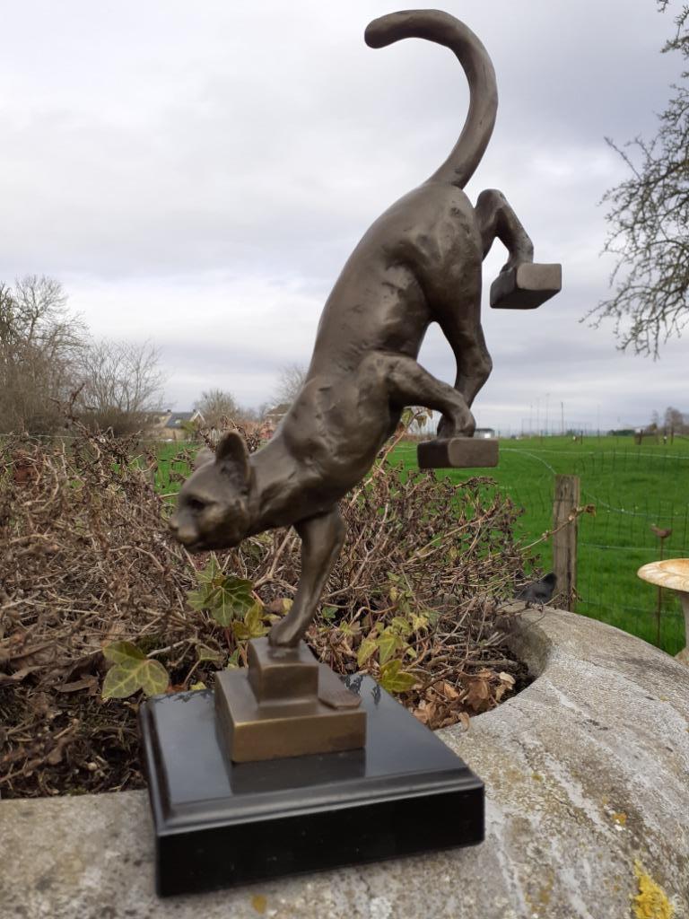 Gesigneerde bronzen kat die de trap afkomt., Antiek en Kunst, Ophalen of Verzenden, Brons
