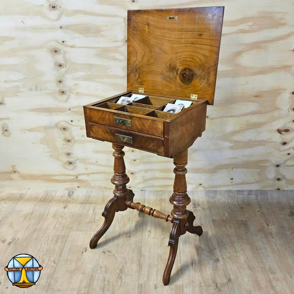 Table à coudre ancienne en noyer (XIXe siècle) Biedermeier, Enlèvement ou Envoi