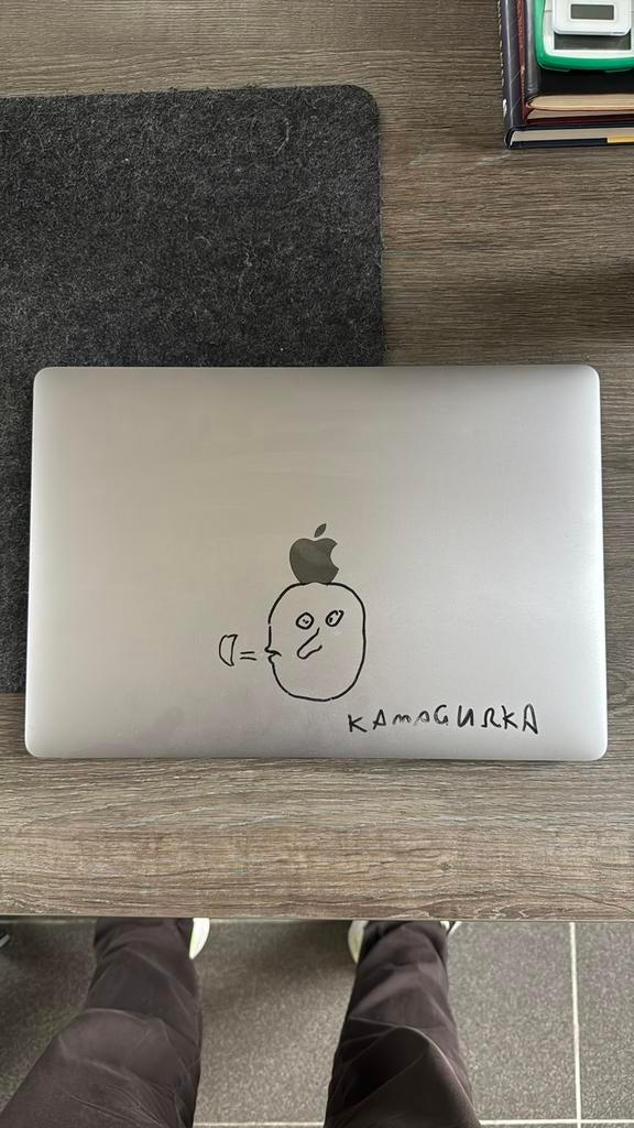 Macbook Pro 16 inch 2020 - Gesigneerd door Kamagurka, Enlèvement, Comme neuf, 16 pouces, MacBook