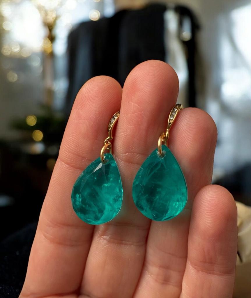 Oorbellen groene kristal verguld 18k, Handtassen en Accessoires, Oorbellen, Met kristal, Overige materialen, Hangers, Nieuw