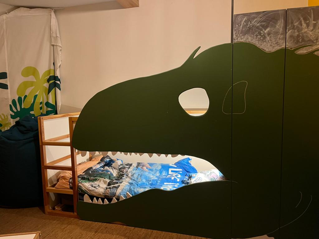 Lit et placard Dino, Enfants & Bébés, Chambre d'enfant | Lits, Comme neuf, Enlèvement