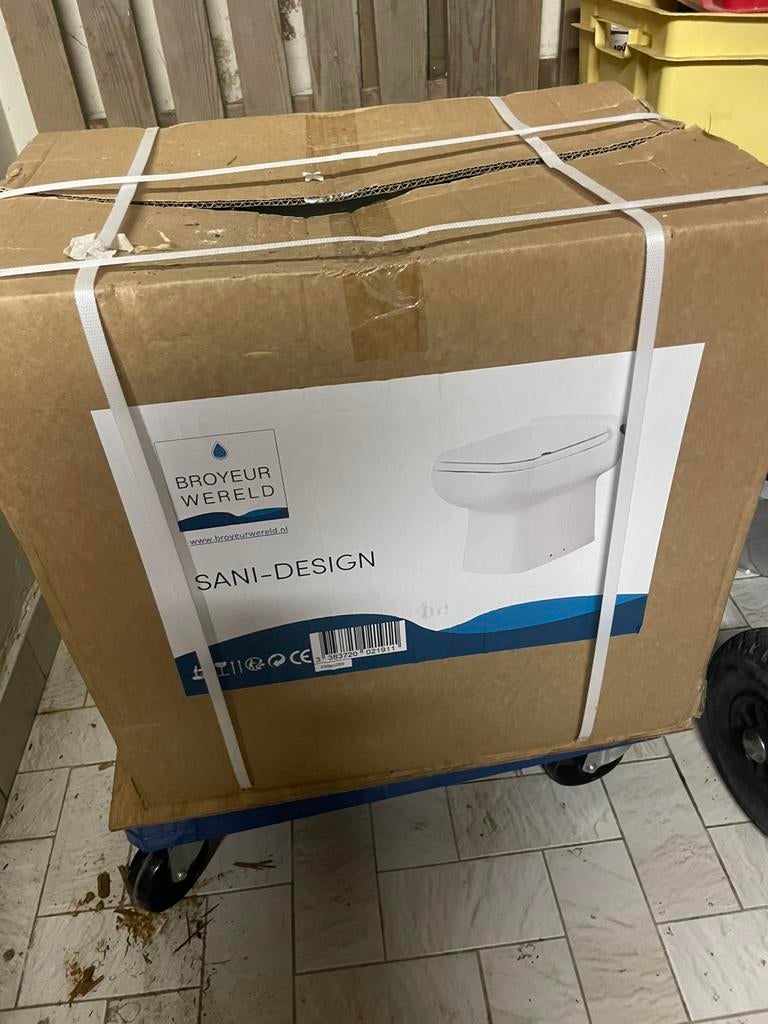 Toilet met kngebouwde pomp, Ophalen, Nieuw, Toilet