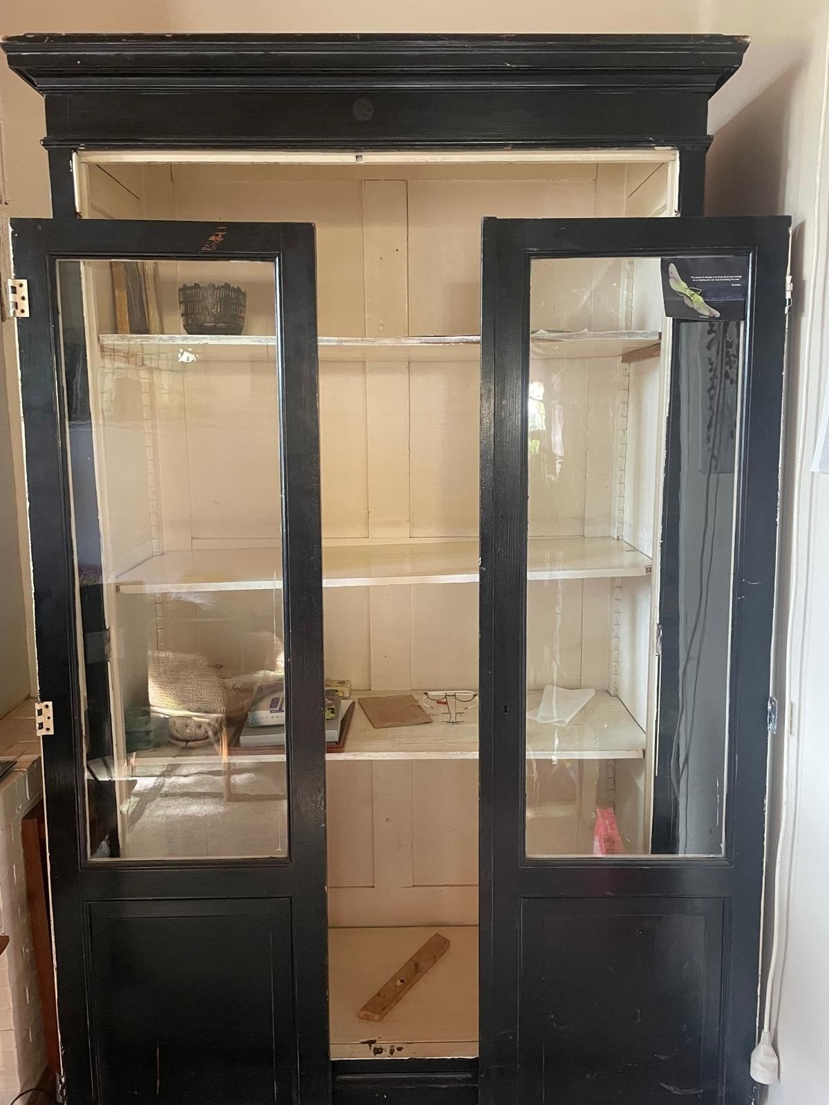 Charmante zwarte vintage vitrinekast, Ophalen, Gebruikt, 100 tot 150 cm, 200 cm of meer