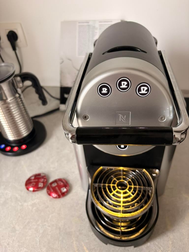 Nespresso Pro koffiemachine met melkschuimer voor cappuccino, Ophalen of Verzenden, Zo goed als nieuw, Koffiemachine