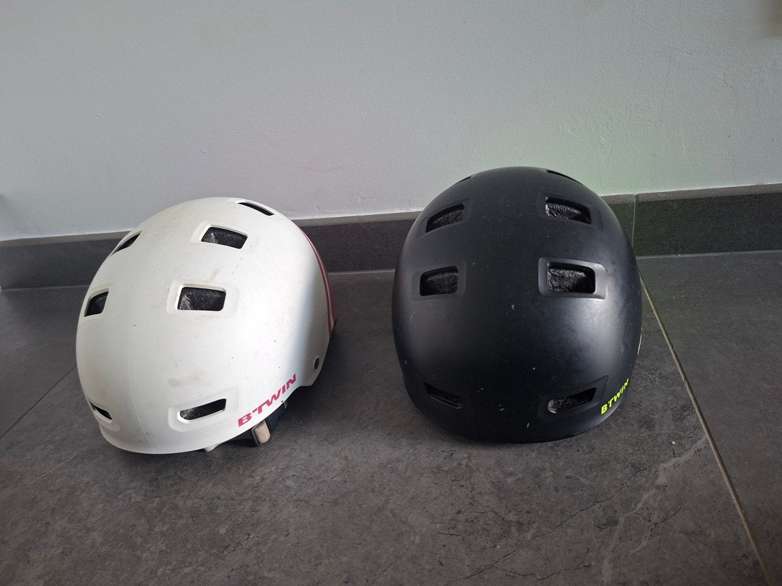2 fietshelmen, Fietsen en Brommers, Fietsaccessoires | Fietshelmen, Ophalen, Gebruikt