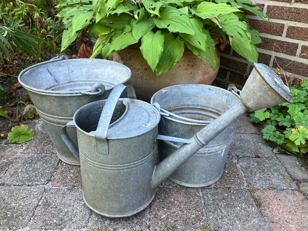 Oude zinken gieter en 2 emmers, Enlèvement