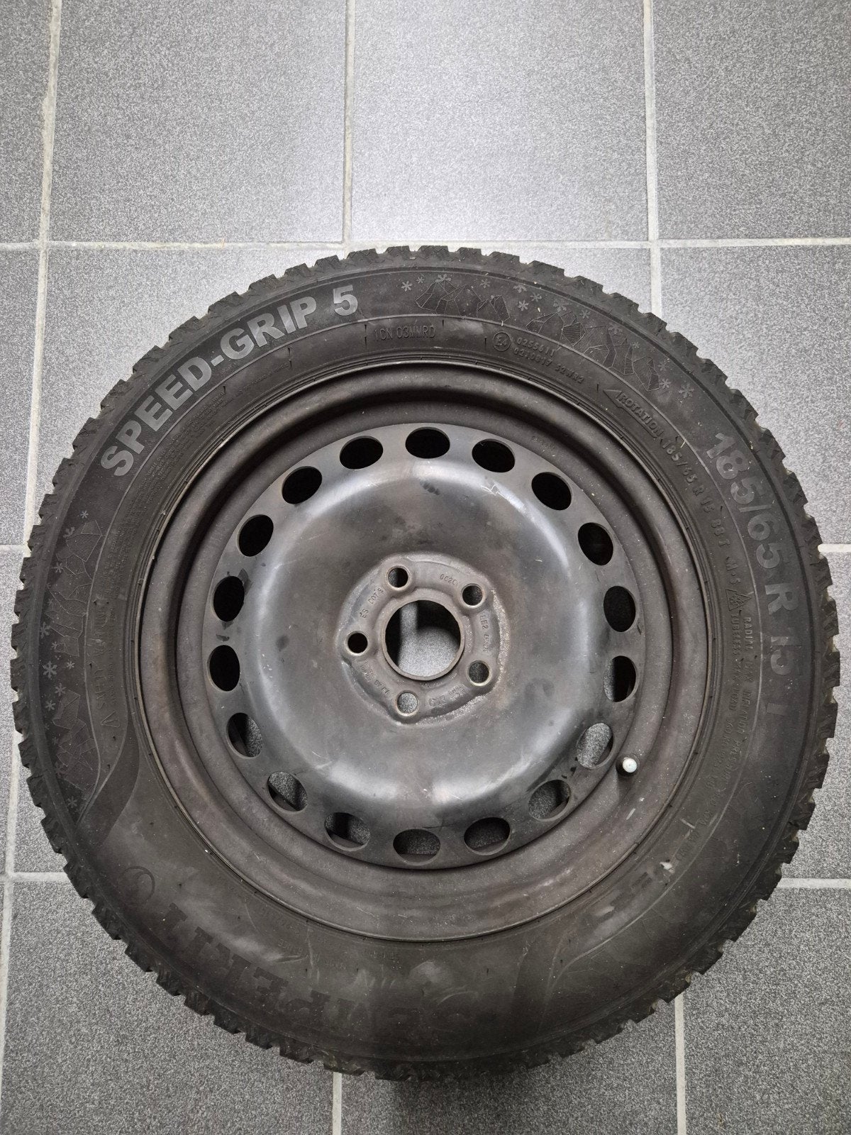 winterbanden met 5 gats stalen velgen met orginele vwdeksels, Auto-onderdelen, Ophalen, Gebruikt, 15 inch, Banden en Velgen