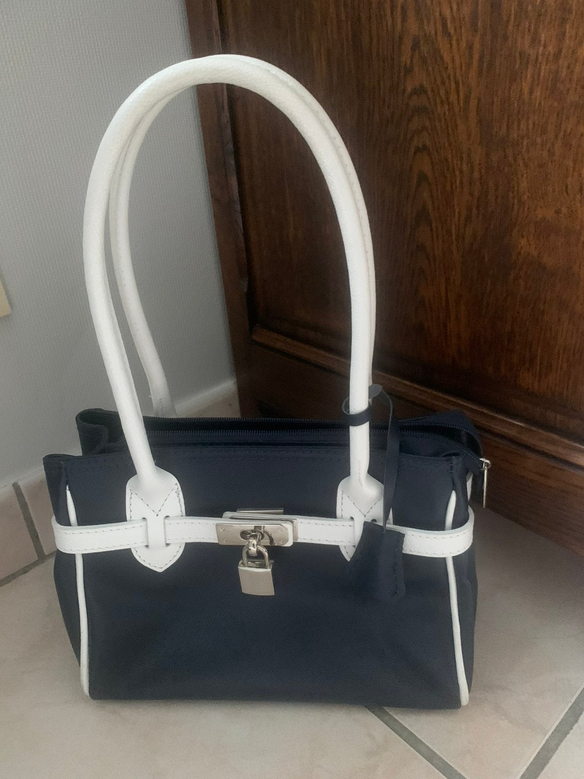 Handtas Genuine Leather Italy blauw/wit als nieuw 26 x17 x1, Handtassen en Accessoires, Tassen | Damestassen, Ophalen of Verzenden