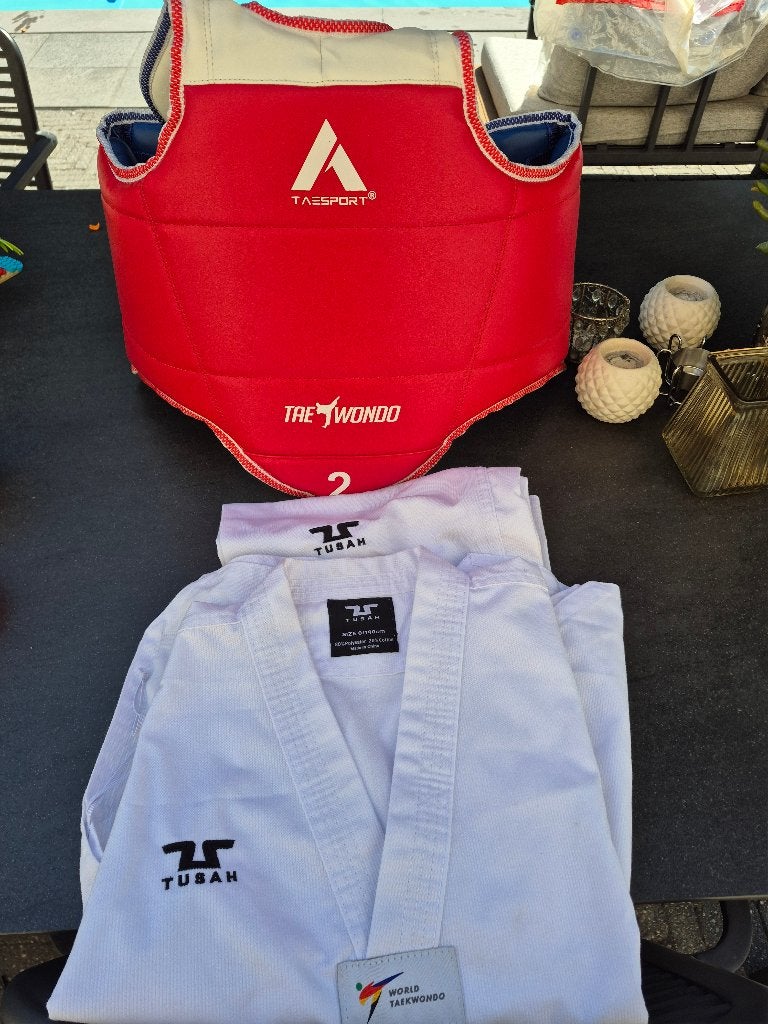 Taekwondo pak en beschermingsmateriaal, Enlèvement, Utilisé, Taekwondo, Protection pour arts martiaux