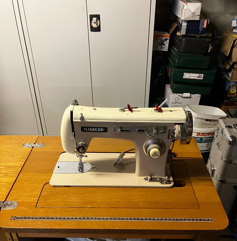 Naaimachine in kast, Enlèvement