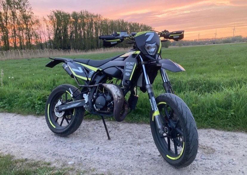 Sherco SM-R 50 || Schakelbrommer 50cc, Fietsen en Brommers, 6 versnellingen, Zo goed als nieuw, 50 cc, Ophalen