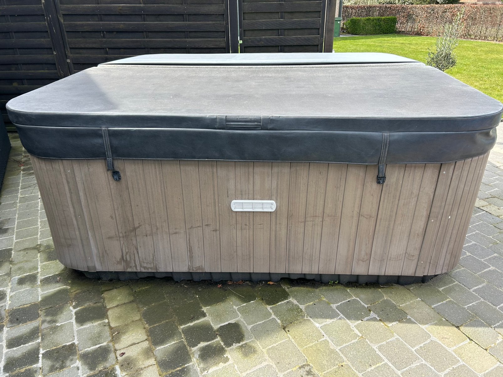 Jacuzzi, 5 personen, Enlèvement, Utilisé, Fixé