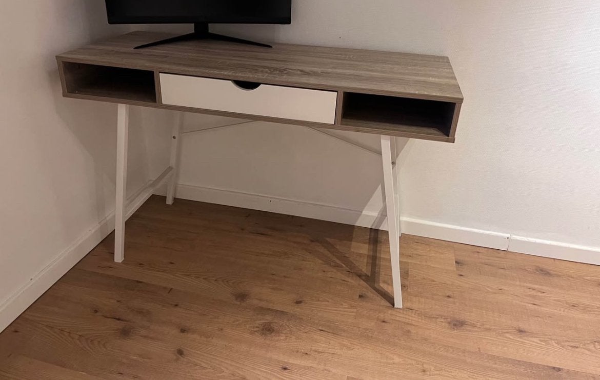 Bureau Jusk, Huis en Inrichting, Bureaus, Ophalen, Zo goed als nieuw, Wit