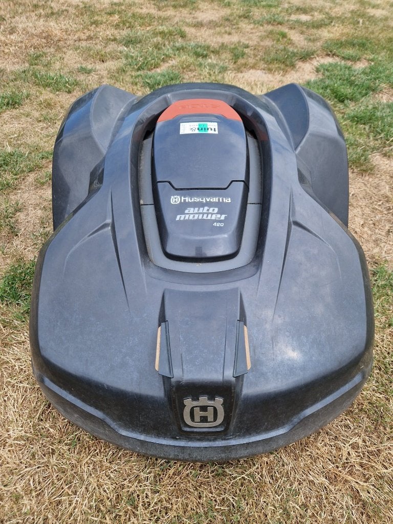Husqvarna robotgrasmaaier + laadstation + beschermhuis, Tuin en Terras, Ophalen, Gebruikt, Bestuurbaar via app, 20 tot 25 cm