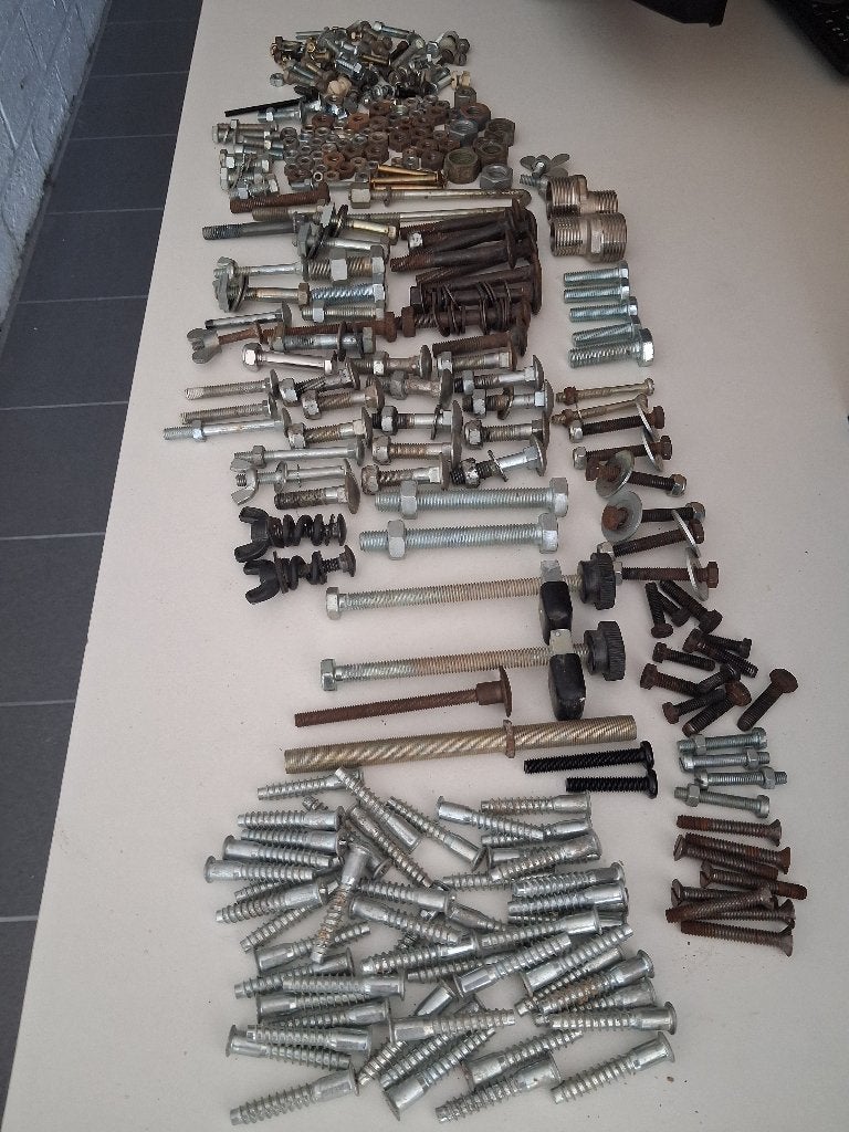 Allerlei ijzerwaren (bouten met schroef en dergelijke), Doe-het-zelf en Bouw, IJzerwaren en Bevestigingsmiddelen, Ophalen