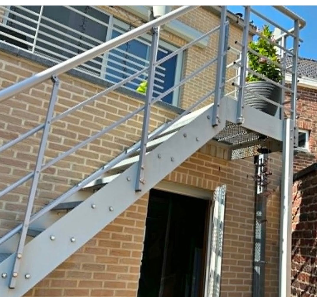 Metalen trap met platform en leuning, Ophalen, Zo goed als nieuw