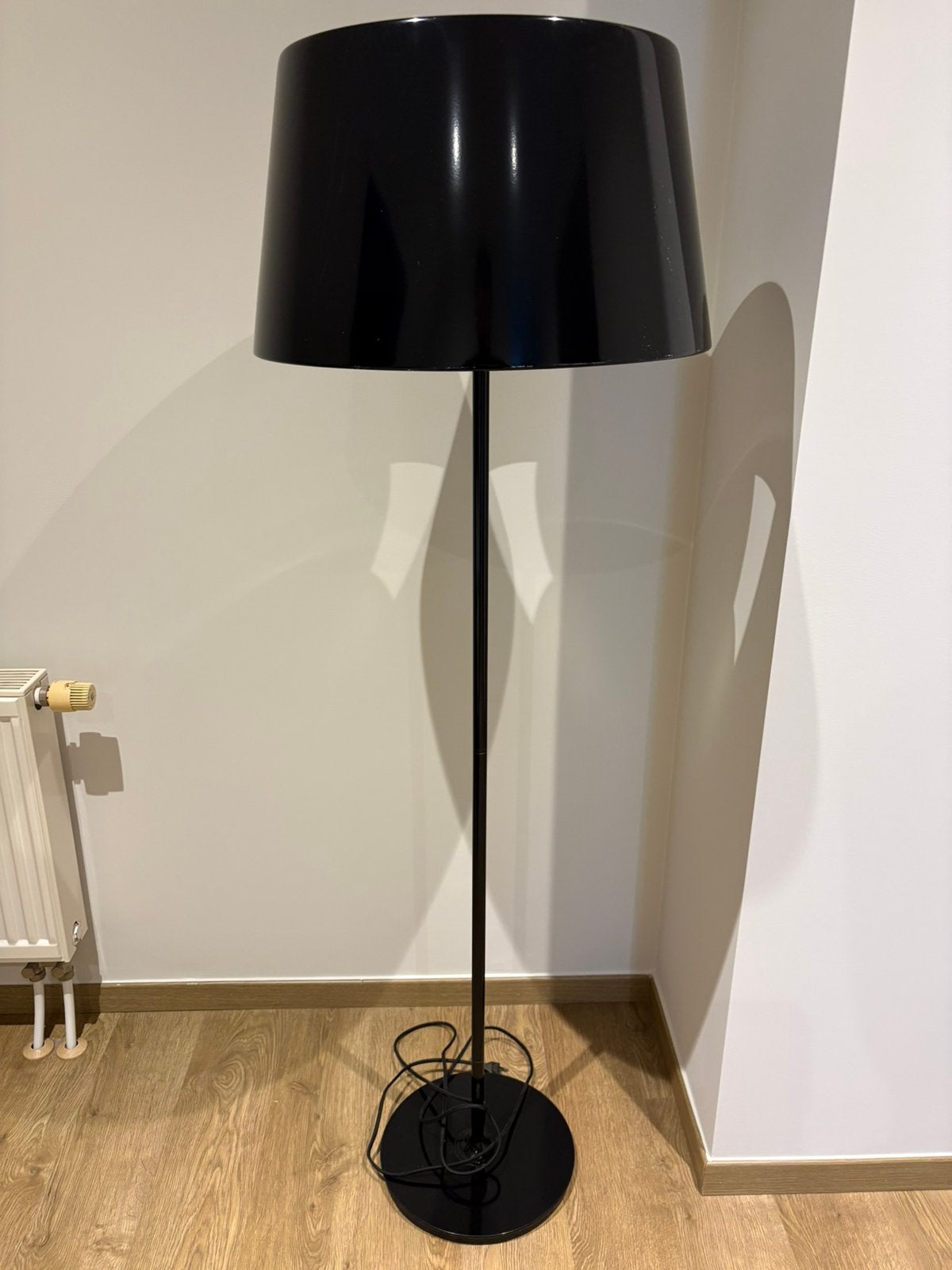 Zwarte staande lamp - 150 cm hoog, Huis en Inrichting, Lampen | Vloerlampen, Ophalen, Gebruikt, 100 tot 150 cm, E27 (groot)