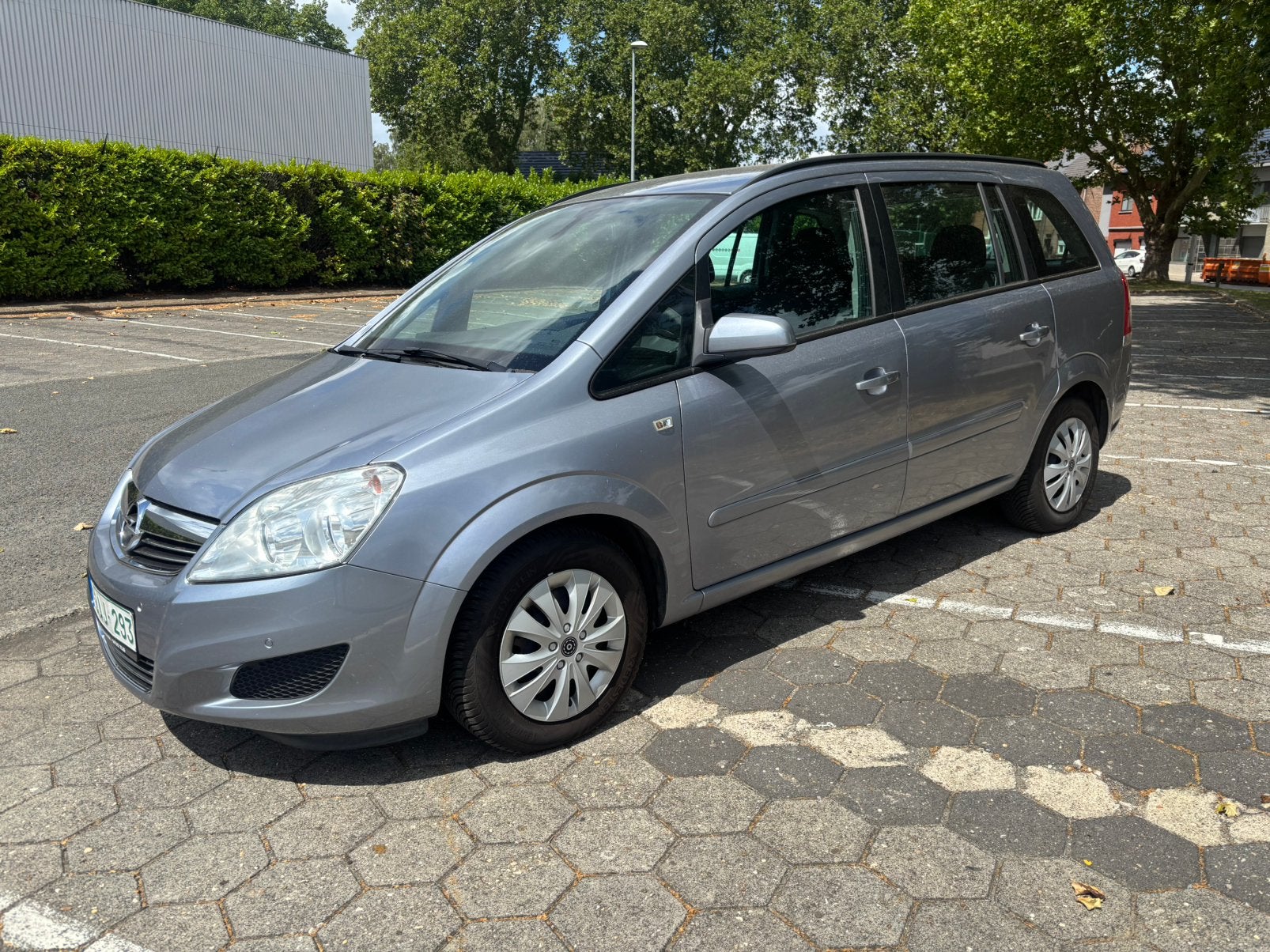 Zeer mooie en perfecte Opel Zafira benzine met 7 Zitplaatsen, Auto's, Opel, Voorwielaandrijving, Dealer onderhouden, Zwart, 4 cilinders