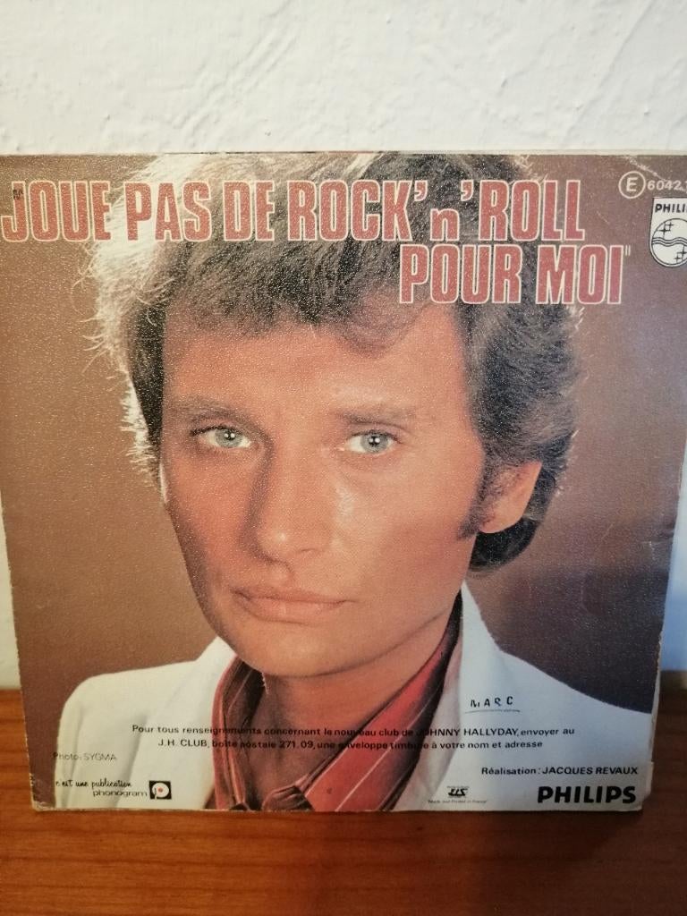 Vinyle Johnny Hallyday 45 tours derrière l'amour, Enlèvement