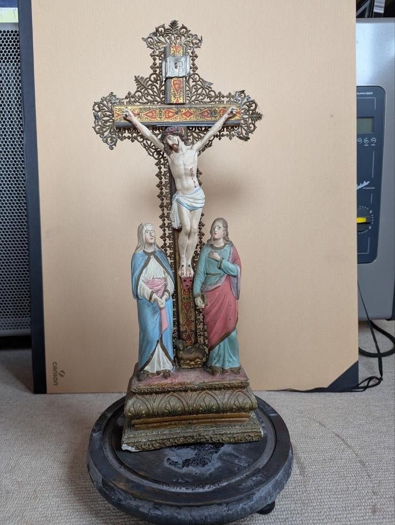 Crucifix pour sous une cloche, Enlèvement
